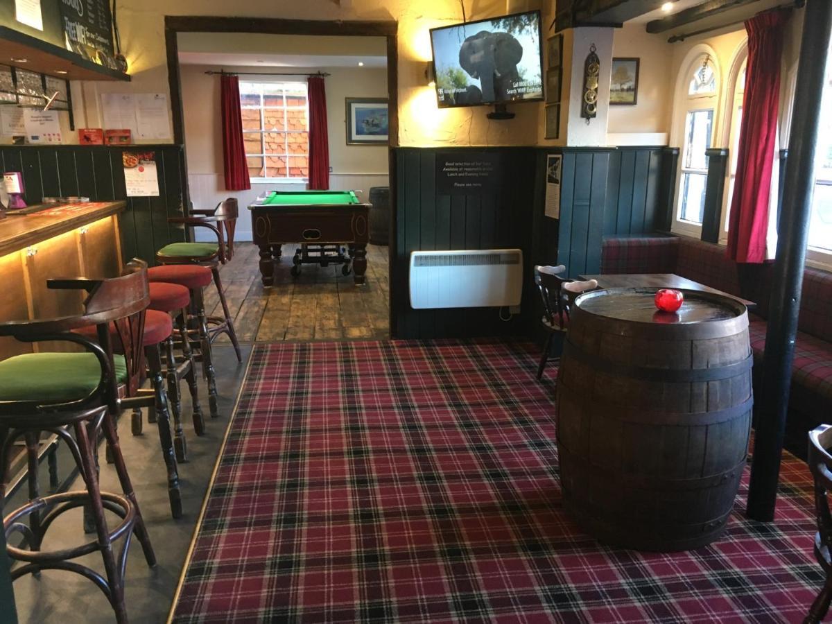 The White Hart Pub And Rooms Кранли Экстерьер фото