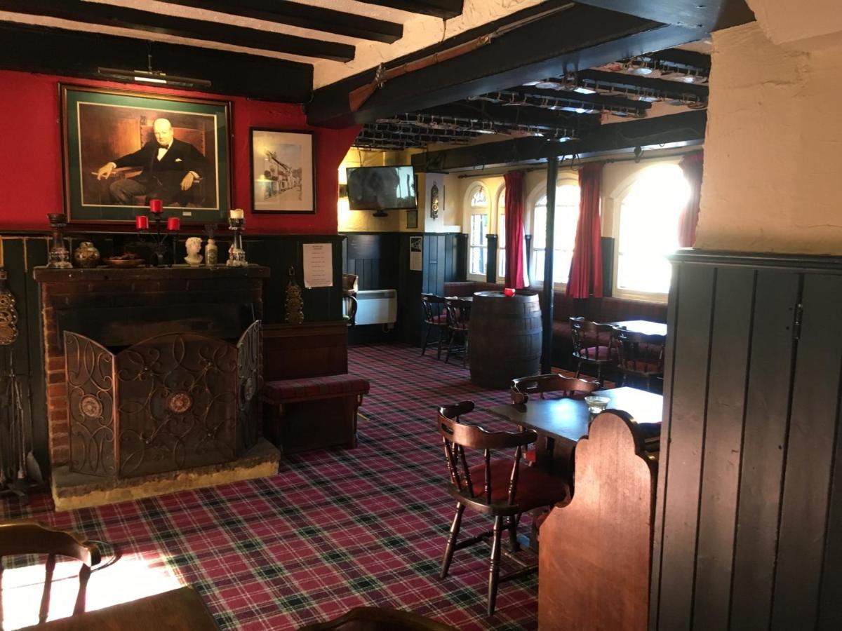 The White Hart Pub And Rooms Кранли Экстерьер фото